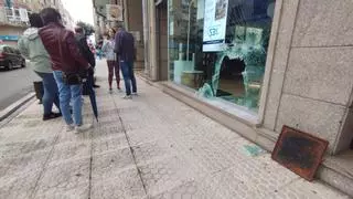 Tres encapuchados revientan la tienda de Movistar de A Estrada para robar tres iPhone