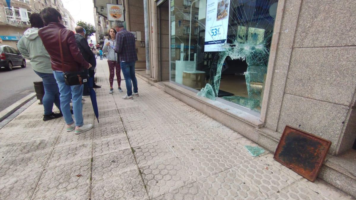 Vecinos de la zona, ante la tienda ubicada en el centro de la villa.