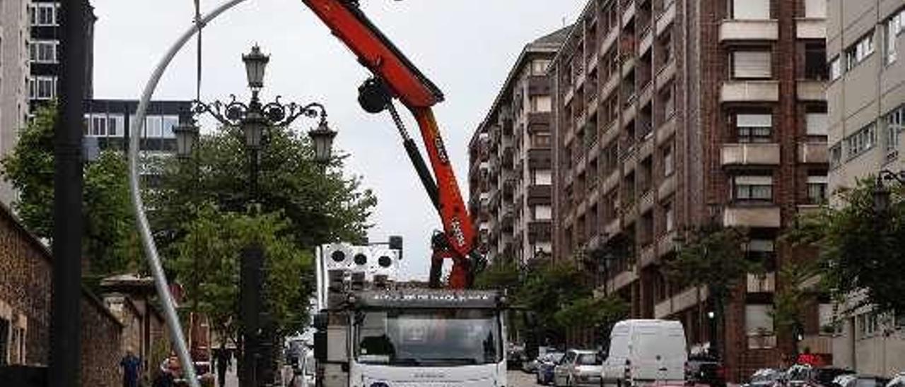 Operarios de Aluvisa, en un semáforo de la calle García Lorca.