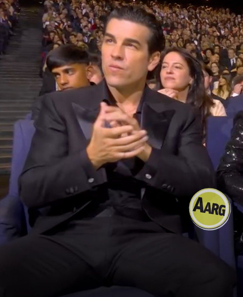 Mario Casas ocupa con su manspreading todo el espacio, AARG!