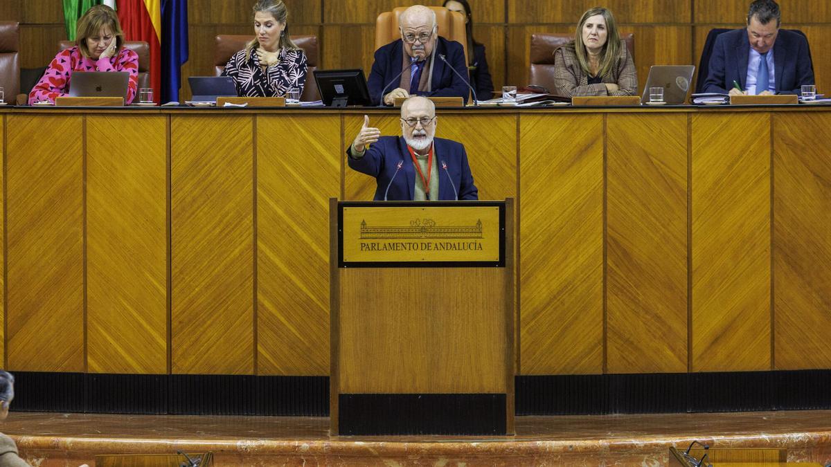 El portavoz de la Marea Blanca de Andalucía, Sebastián Martín Recío, ante el consejero de Salud, Antonio Sanz.