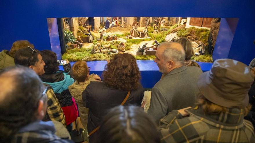 Tres nacimientos y 420 figuras artesanales, así es la exposición de la Asociación Belenista en Oviedo