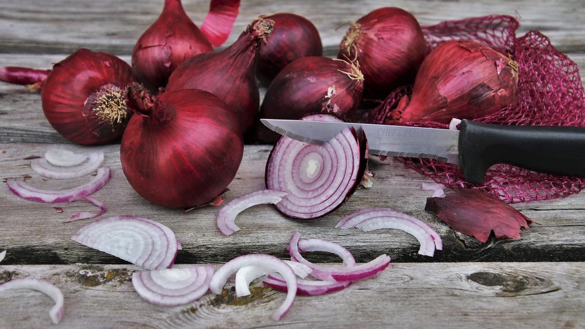 Utiliza una cebolla roja para crear tu champú casero.