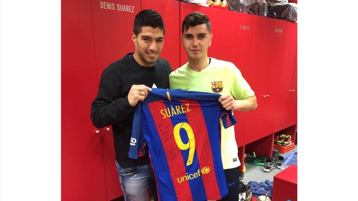 Luis Suárez, junto a Rafa Mujica y la camiseta dedicada