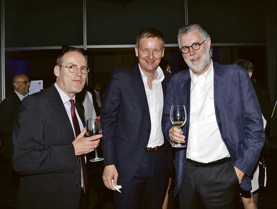 El director del ‘Mallorca Zeitung’, Ciro Krauthausen, junto a Miguel Blum, exdirector general del Real Mallorca y Antonio Cirer, de la empresa Mevisa.