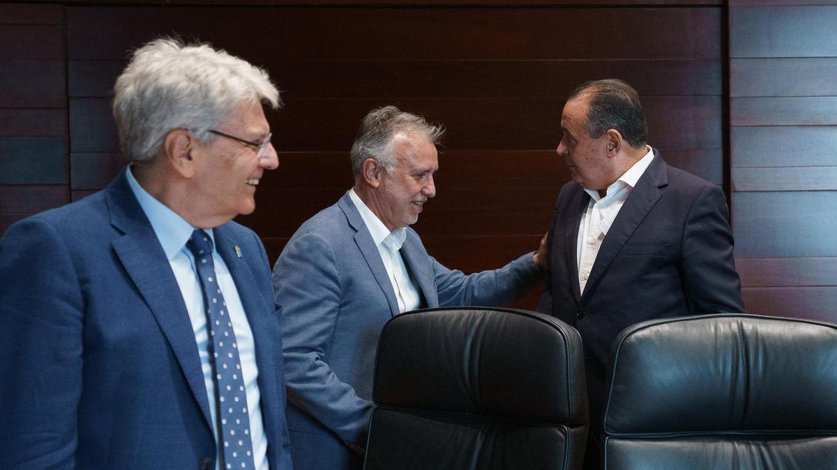 Julio Pérez, Ángel Víctor Torres y Blas Trujillo en un Consejo de Gobierno.