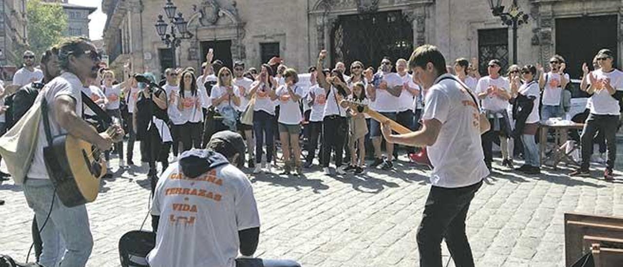 Vecinos y restauradores de Santa Catalina se manifestaron ayer en la plaza de Cort.