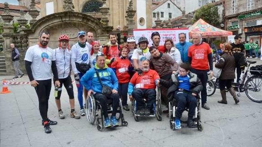 Participantes de la marcha solidaria llegan a Pontevedra. // R. Vázquez