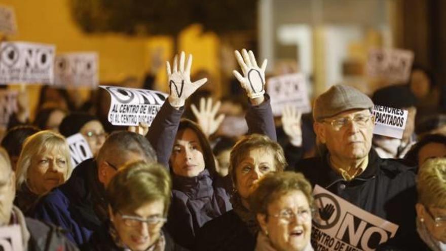 Manifestantes en contra del centro de recepción de menores de Llíria.