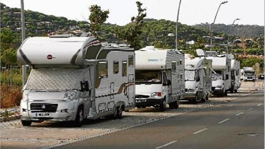 Caravanes en l&#039;espai que tenen destinat a l&#039;estiu en un dels carrers dels Estanys.