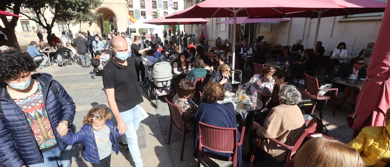 Las terrazas, a pesar de que ya han bajado las temperaturas, estaban repletas de clientes el pasado sábado, en el centro de Castelló.