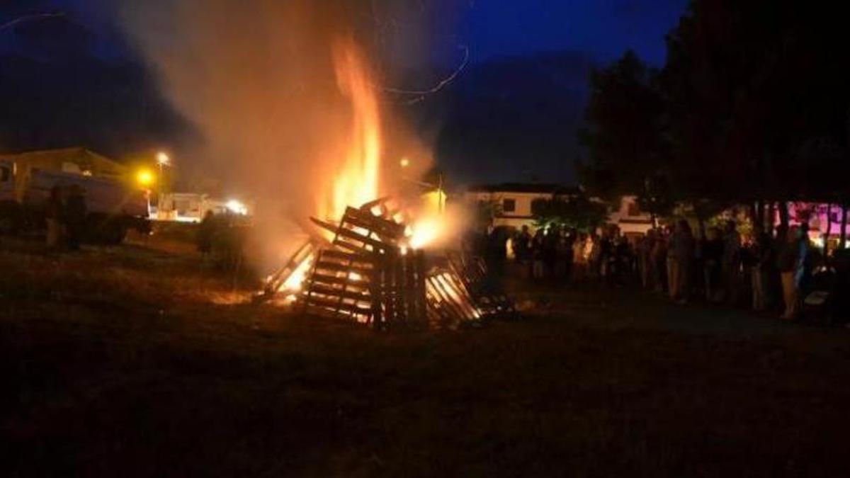 Imatge d'arxiu d'una foguera durant una revetlla de Sant Joan