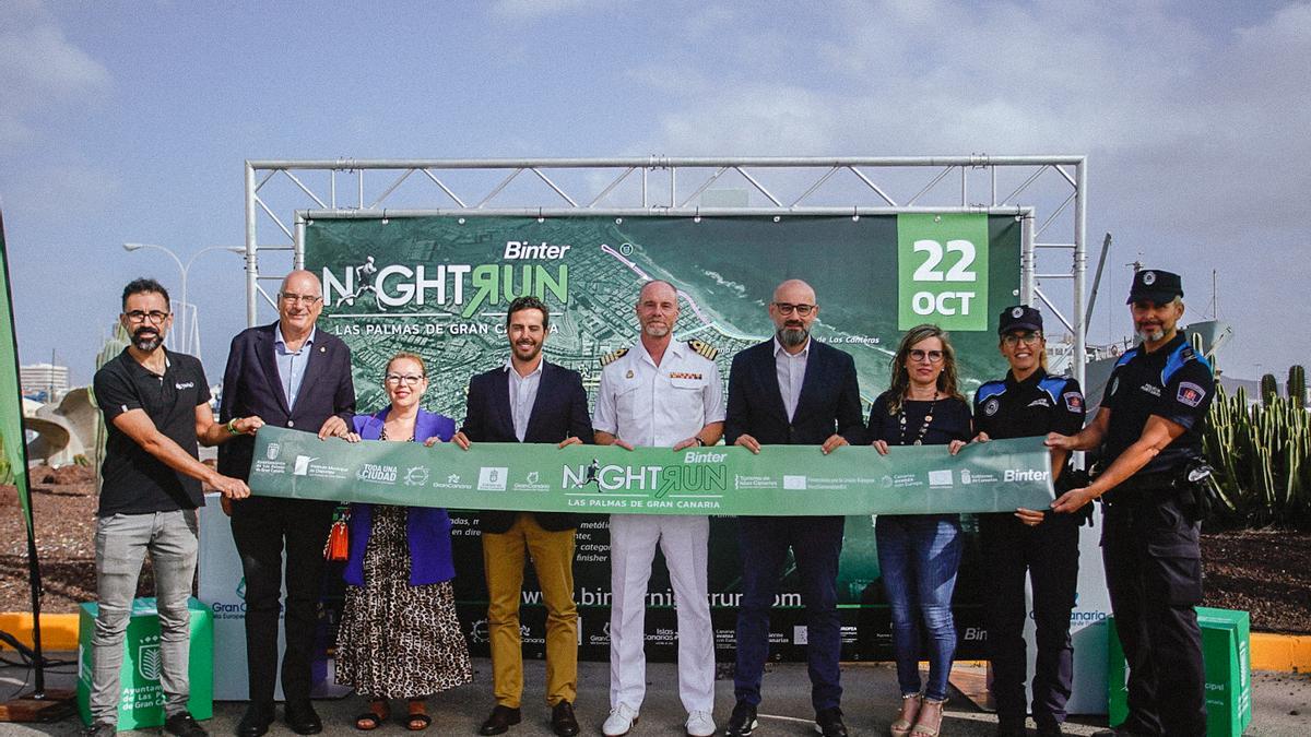 Autoridades políticas y organizadores de la carrera Binter NightRun Las Palmas de Gran Canaria durante su presentación en el Arsenal de Las Palmas