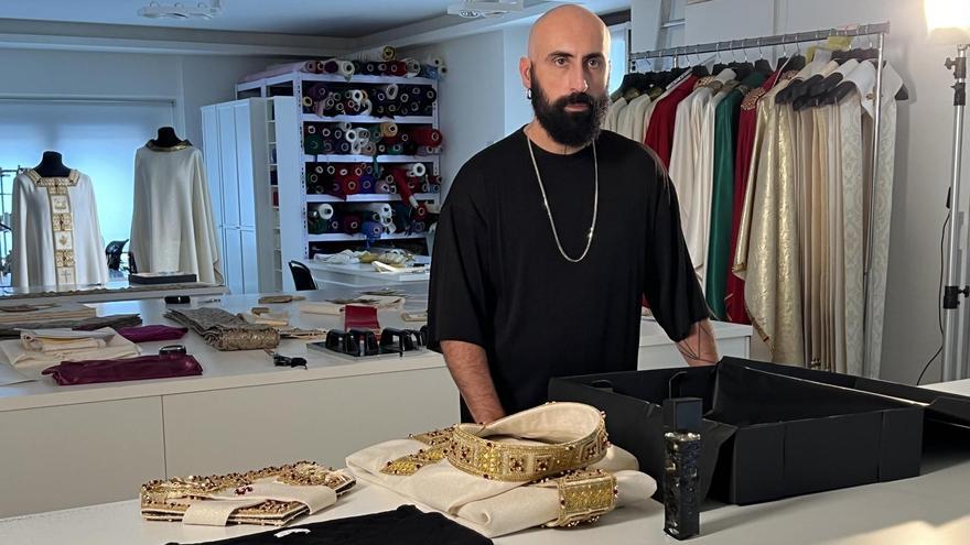 El diseñador de los Papas, Filippo Sorcinelli, en su Atelier Lavs, cerca de la plaza de San Pedro.