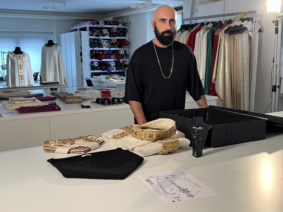 El diseñador de los Papas, Filippo Sorcinelli, en su Atelier Lavs, cerca de la plaza de San Pedro.