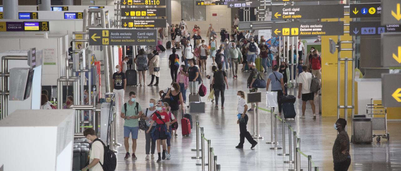 Pasajeros moviéndose por el aeropuerto de Alicante-Elche esta semana