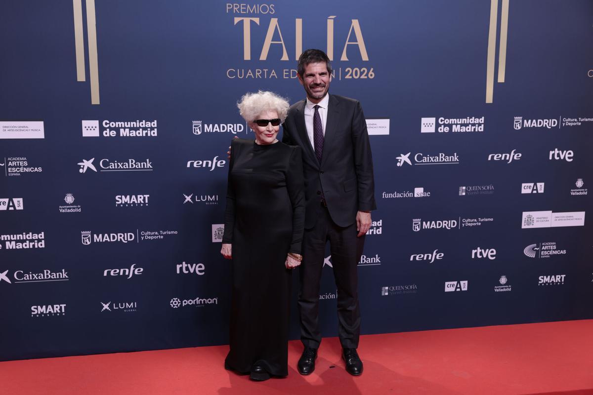La presidenta de la Academia de las Artes Escénicas de España Magüi Mira (i) y el ministro de Cultura Ernest Urtasun posan a su llegada a la gala de la cuarta edición de los Premios Talía (Premios de la Academia de las Artes Escénicas de España), este lunes en los Teatros del Canal, en Madrid. EFE/Juanjo Martín