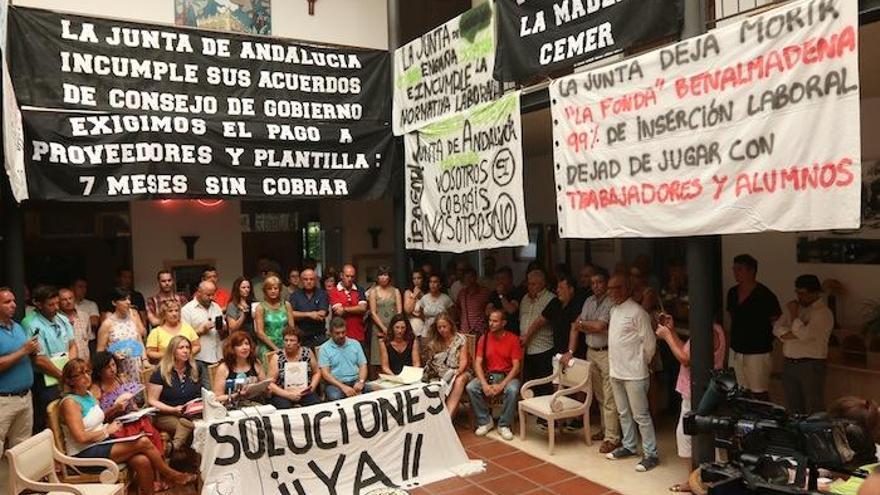 Los trabajadores de los centros de la red de consorcios escuelas de Andalucía se han concentrado varias veces exigiendo el pago de las deudas que impiden el funcionamiento de estos centros.