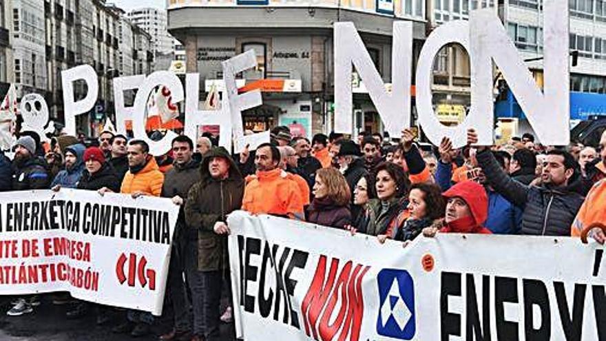 Trabajadores de Alcoa en una protesta ante la Delegación del Gobierno en A Coruña.