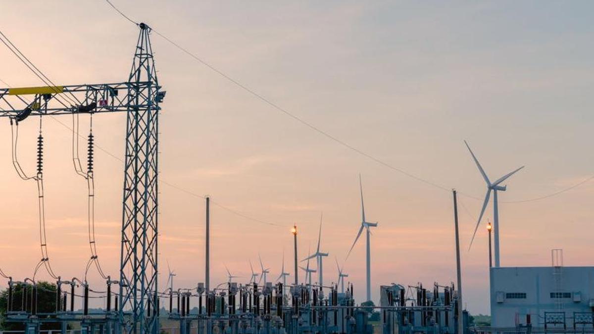 Aerogeneradores de un parque eólico junto a una subestación eléctrica.