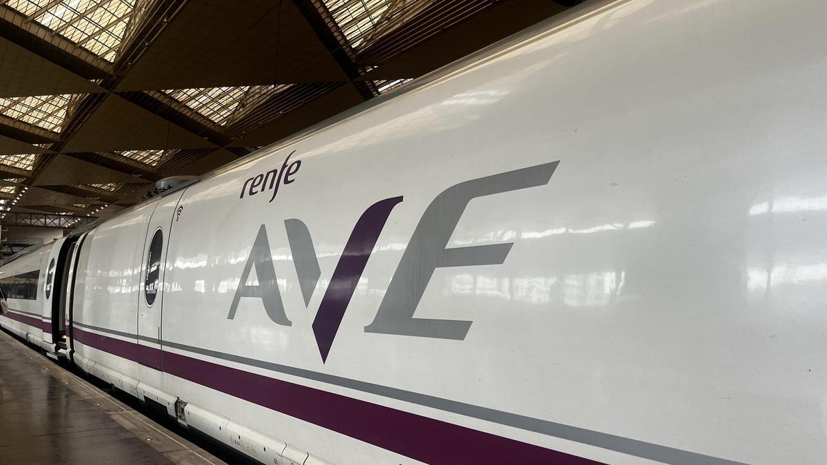 Un tren de alta velocidad de Renfe estacionado junto al andén en la estación de Delicias de Zaragoza.