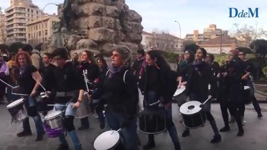 Tausende Menschen ziehen zum Weltfrauentag auf zwei Demos durch Palma de Mallorca