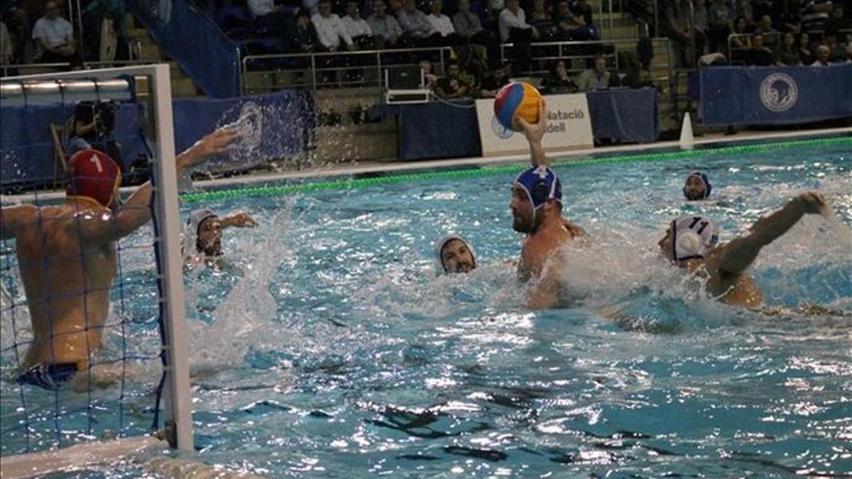 Ricard Alarcón lanza durante la semifinal ante el Atlètic Barceloneta