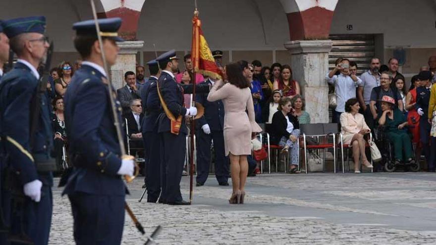 280 civiles juran bandera en Badajoz