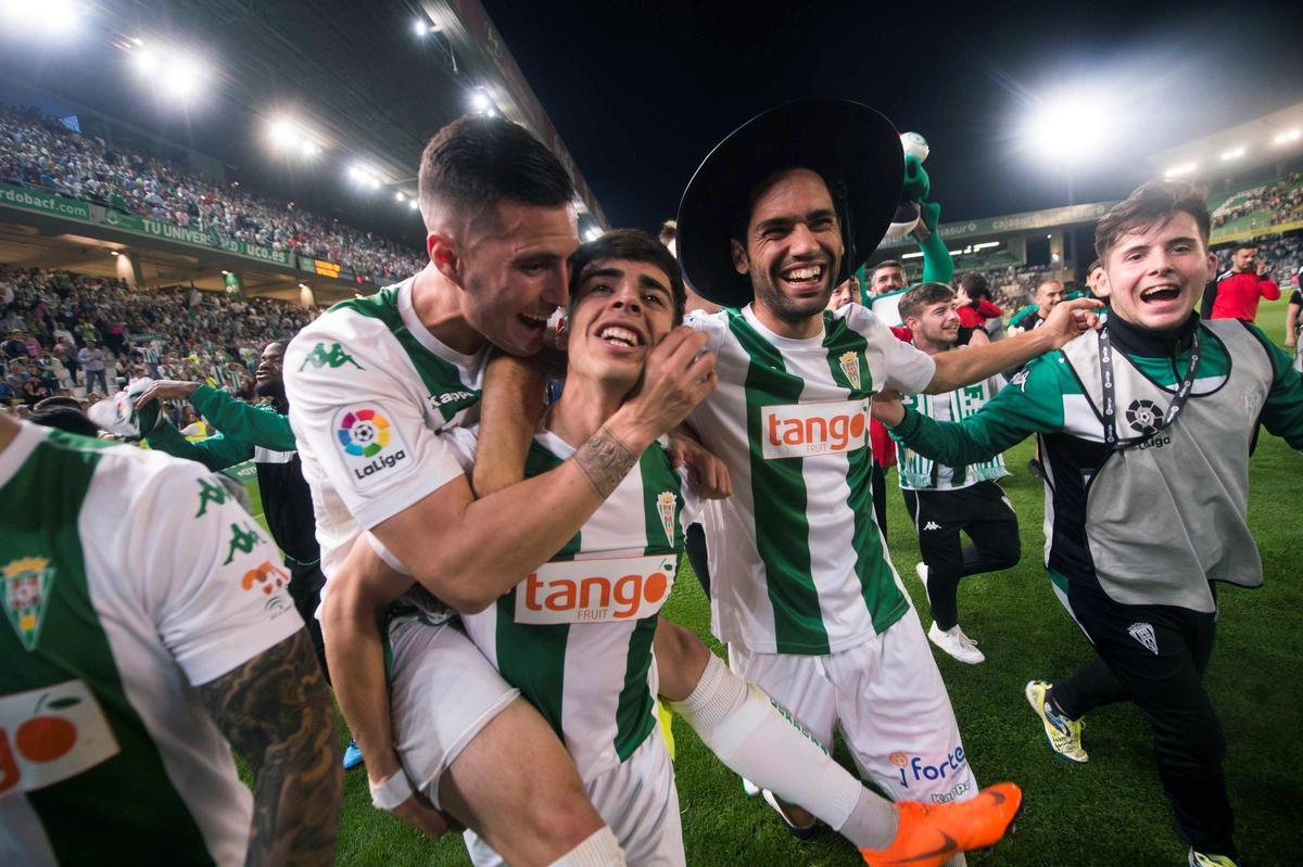 Álvaro Aguado, abrazado por Sergi Guardiola y Araujo tras la salvación el Córdoba CF en la temporada 17-18.