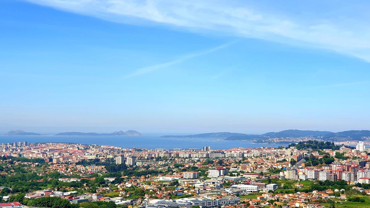 Vista de Vigo y la ría desde el Meixoeiro, este viernes.