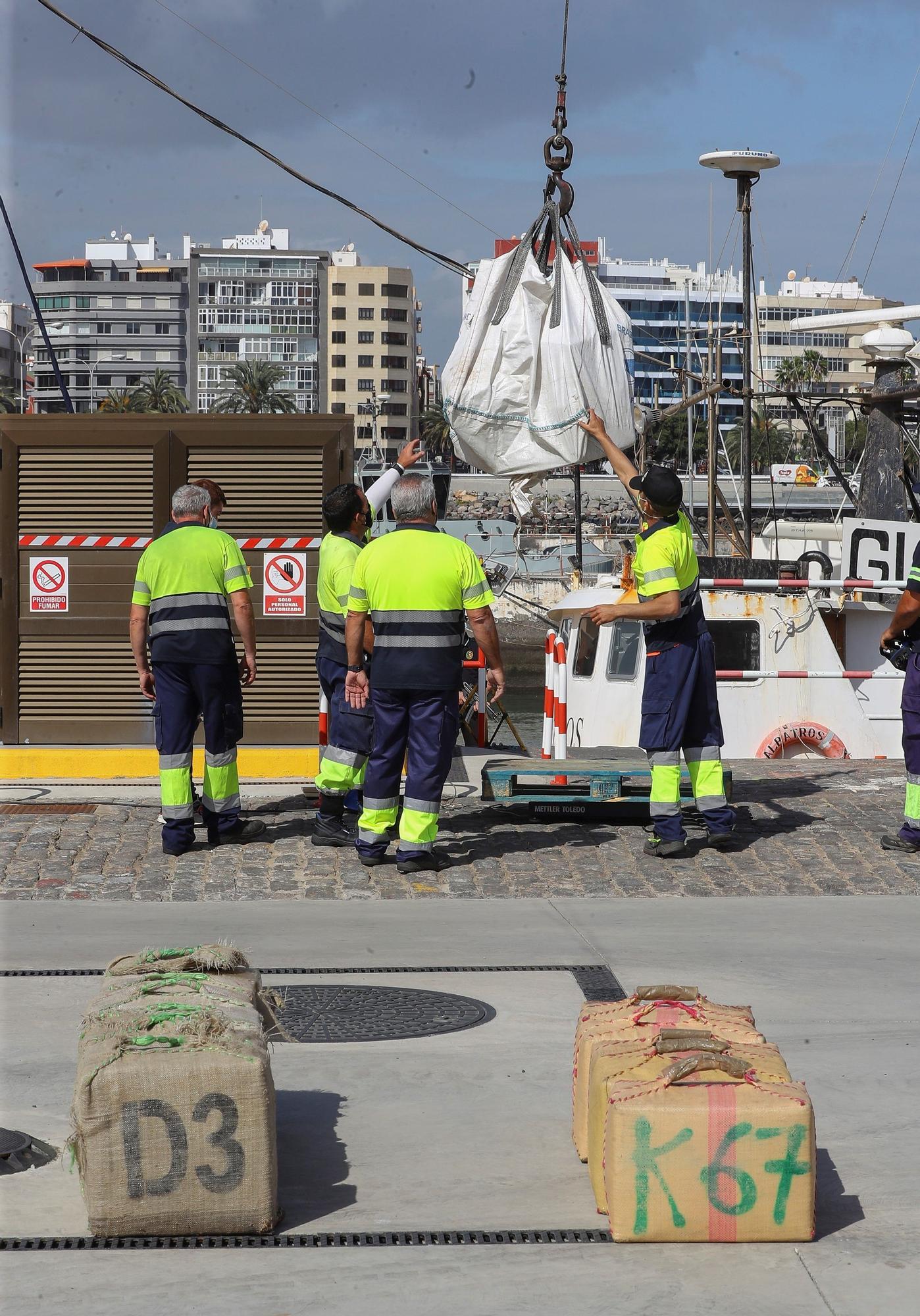 Desembarco en el Puerto de La Luz de los 18.000 kilos de hachís del pesquero  ‘Albatros Guard VSL’