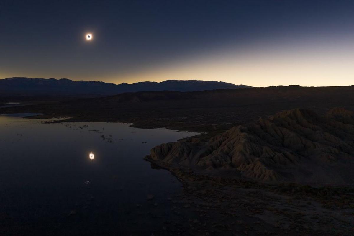 Eclipse total reflejado en el agua