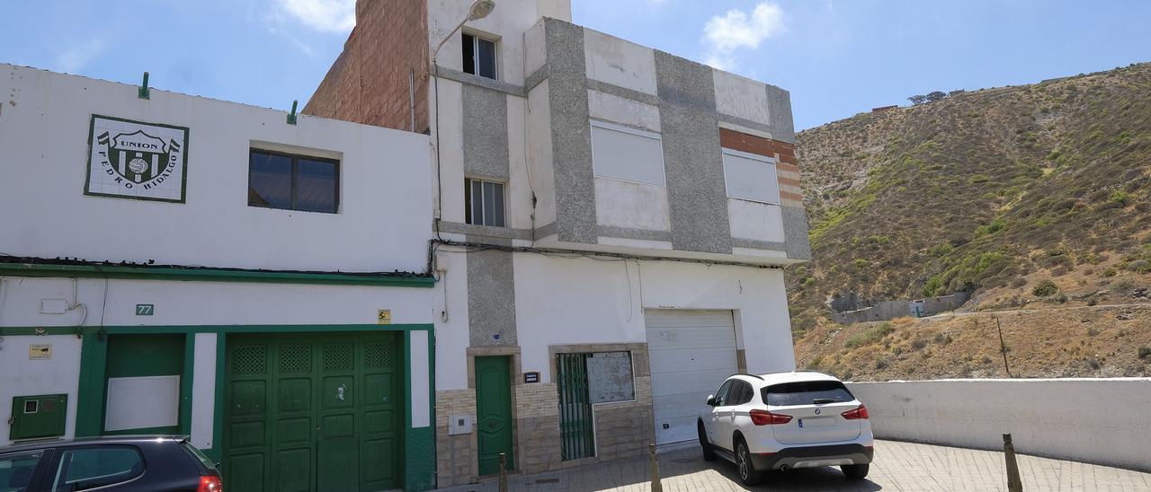 A la derecha, fachada de la casa sujeta a expropiación de Pedro Hidalgo.