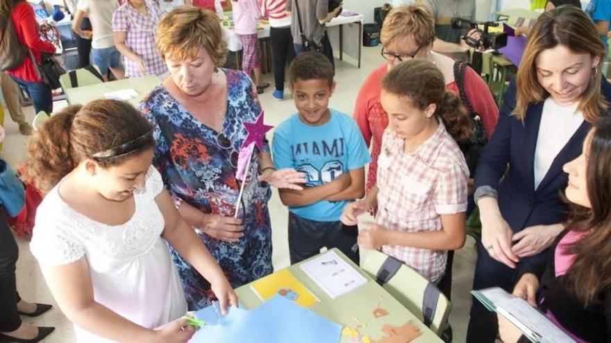 Los alumnos del colegio Vicente Medina mostraron a las autoridades los productos que ofrece su cooperativa.