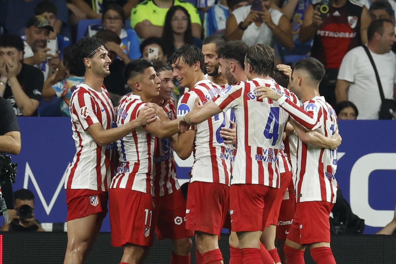 CORNELLÁ-EL PRAT, 17/08/2025.- El delantero argentino del Atlético de Madrid Julián Álvarez (3i) celebra su gol, primero del equipo colchonero, durante el partido de la primera jornada de LaLiga que RDC Espanyol y Atlético de Madrid juegan este domingo en el RCDE Stadium. EFE/Toni Albir