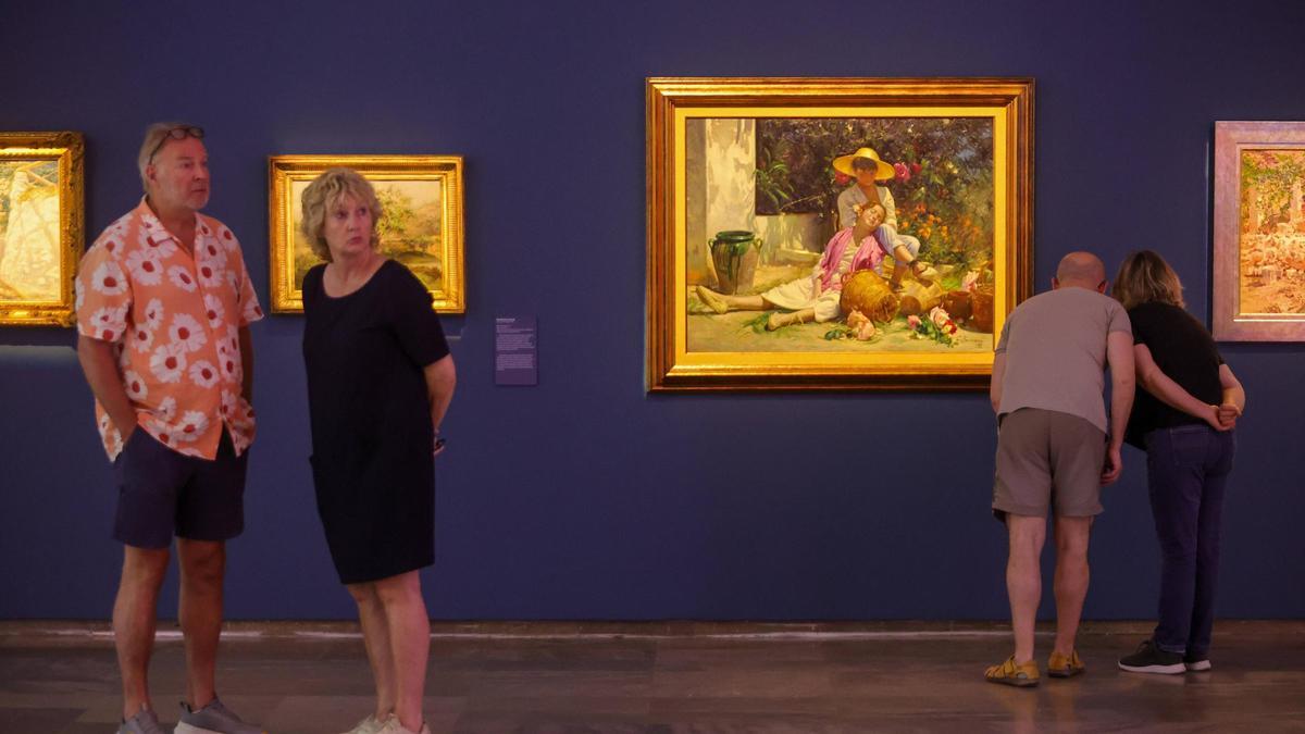 Dos turistas en una exposición de la Fundación Bancaja.