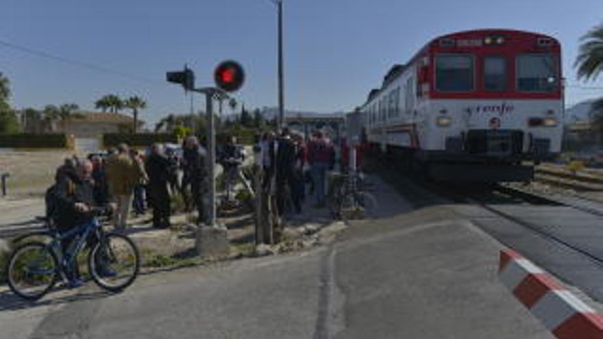 El paso a nivel de la vía en la Senda de los Garres en una imagen de archivo