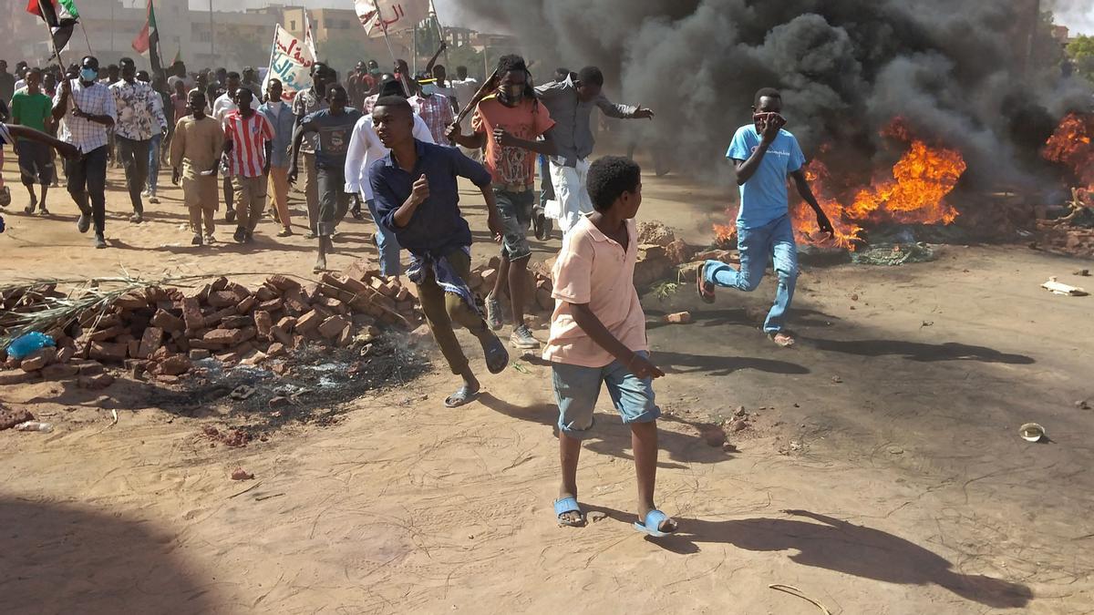 Almenys dos morts en les massives manifestacions al Sudan contra el cop d’estat