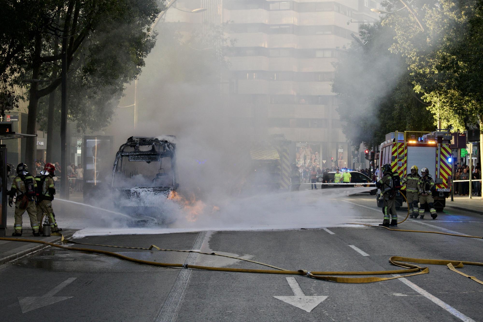 Las imágenes del incendio de un coche en plena Gran Vía de Murcia