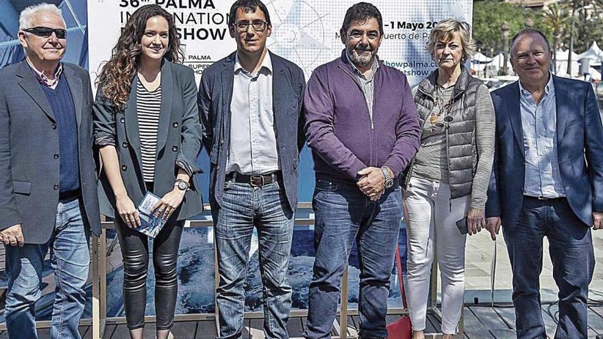 El conseller Negueruela (tercero a la izquierda) junto a los organizadores del evento náutico.