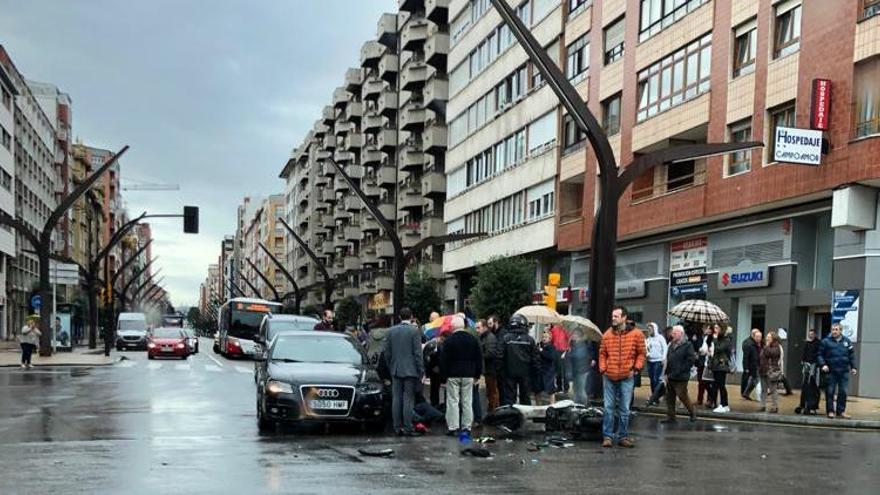 Un motorista resulta herido tras sufrir un accidente en la avenida Constitución