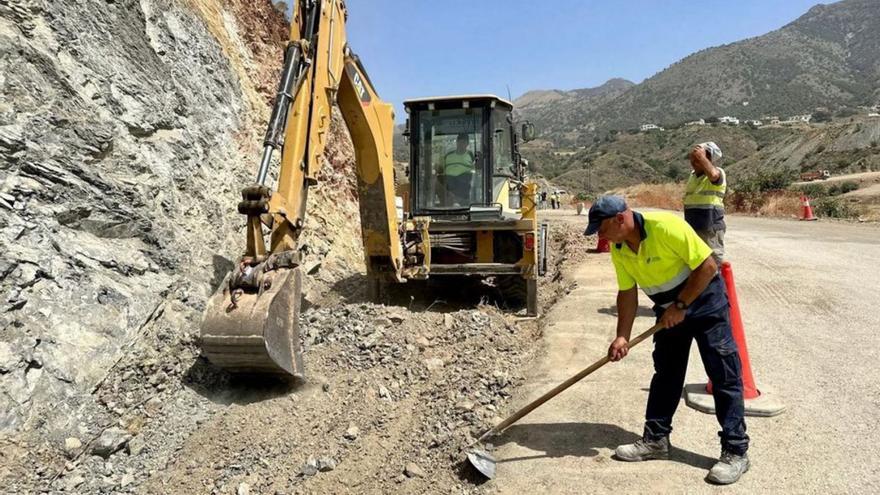 Varios operarios trabajan ya en el vial de conexión.