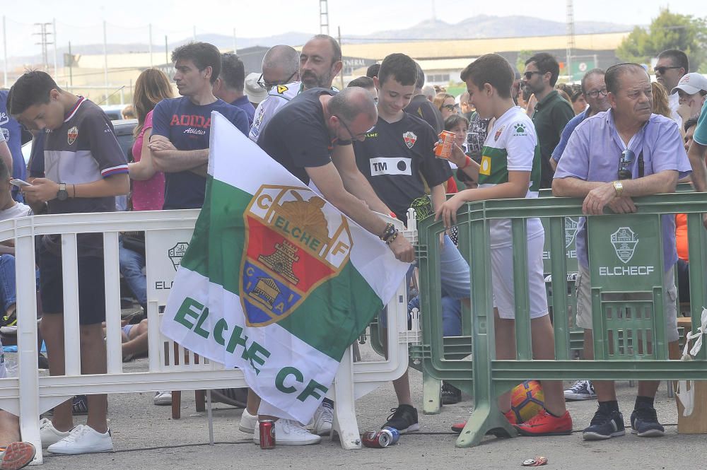 Unos mil aficionados ven el triunfo del Elche en pantalla gigante junto al estadio Martínez Valero