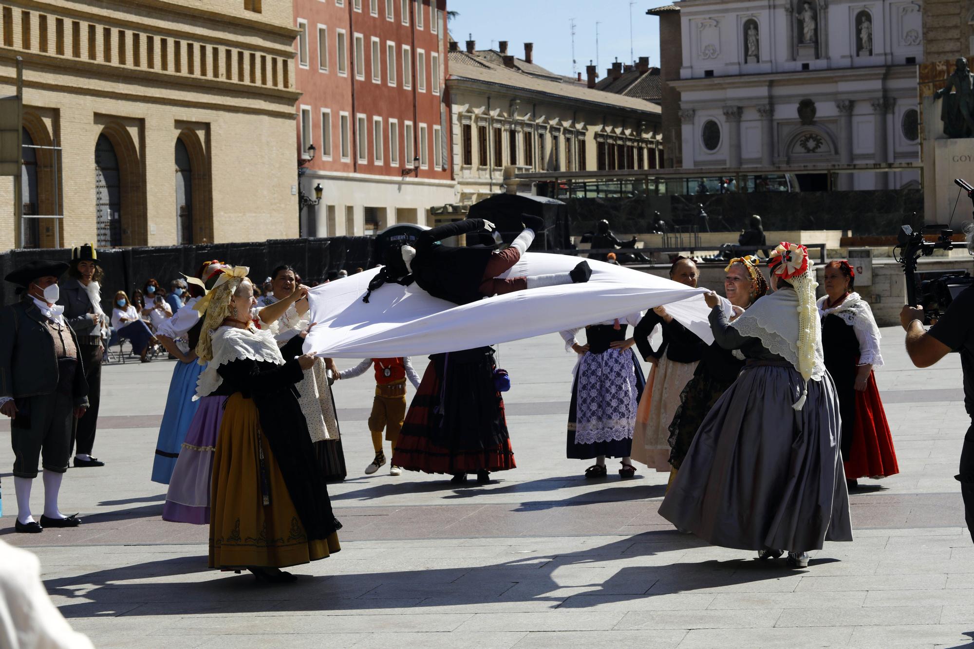 Los cuadros de Goya toman vida en la plaza del Pilar de Zaragoza.