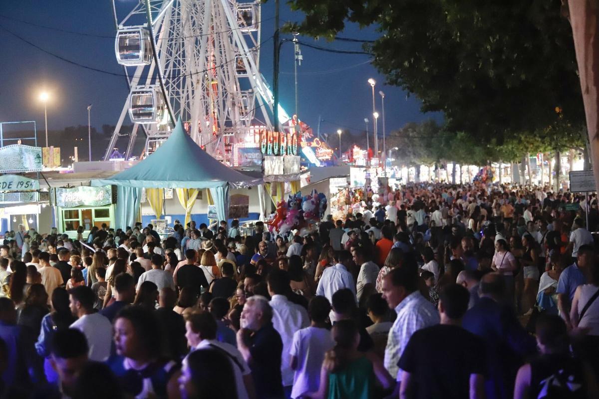Los cordobeses disfrutan de la fiesta desde horas antes del encendido de la portada Los cordobeses disfrutan de la fiesta desde horas antes del encendido de la portada