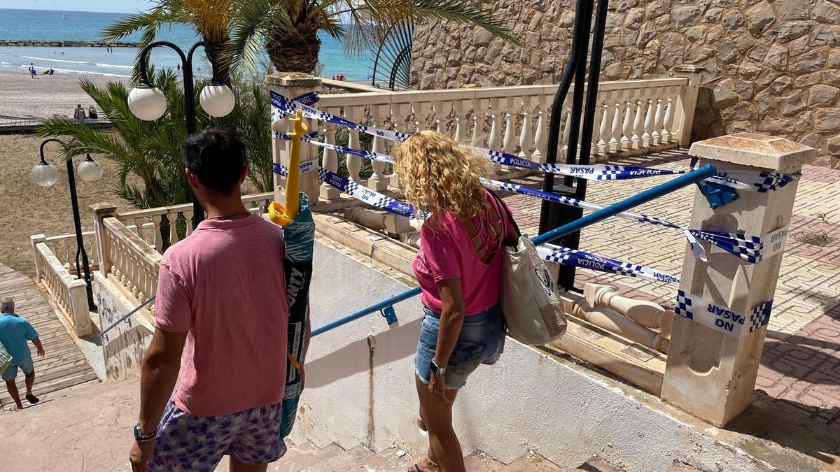 Rompen barandillas y balaustradas en una de las bajadas a la playa de Els Terrers.