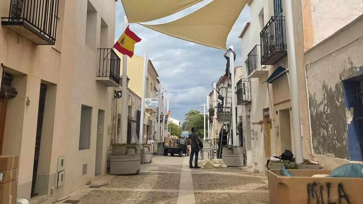 Tabarca se queda sin toldos en pleno verano por la deuda del Ayuntamiento de Alicante