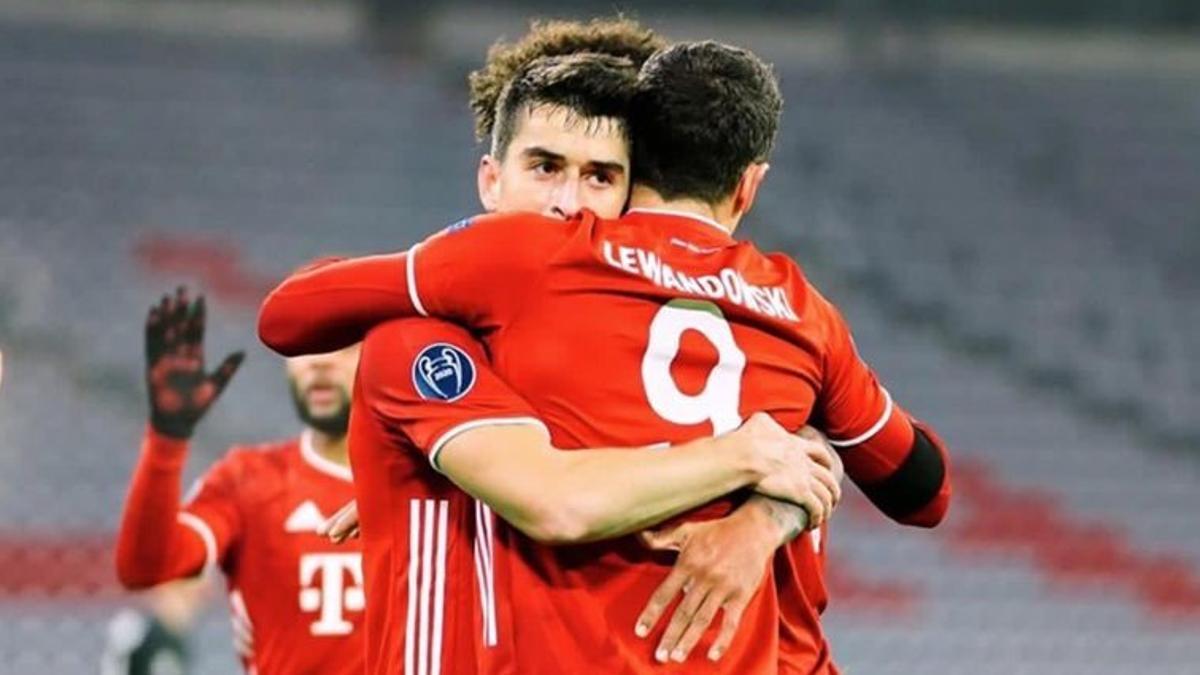 Marc Roca se abraza a Robert Lewandowski tras un gol del Bayern.