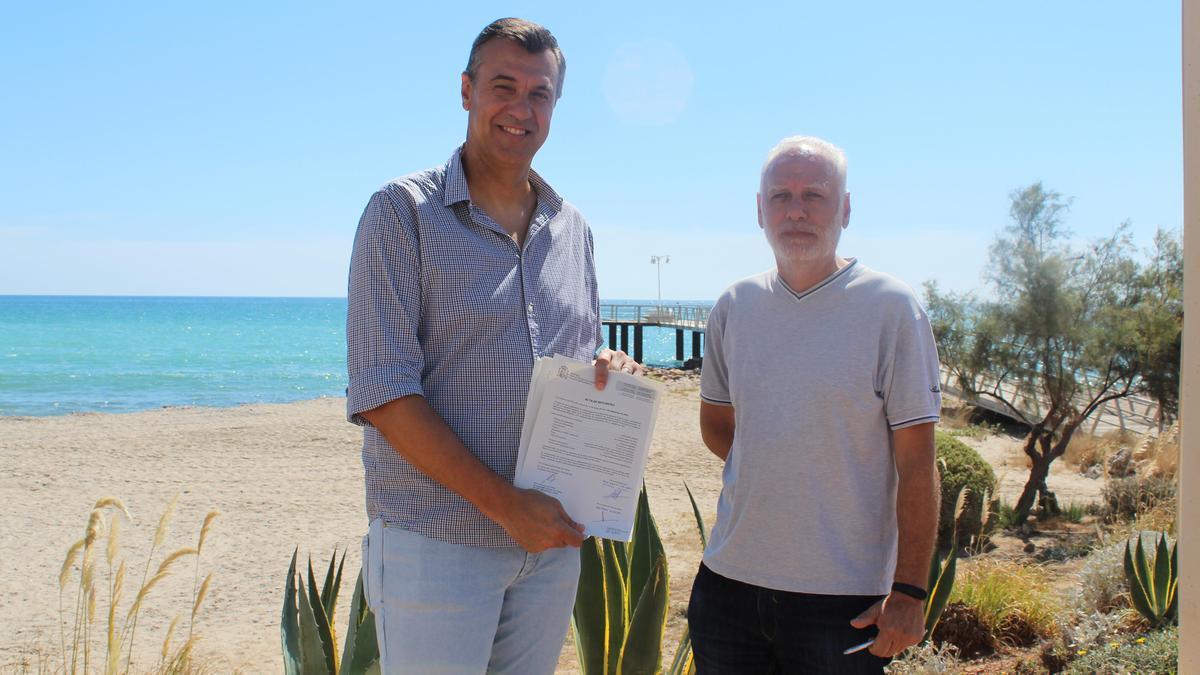 El edil José M. Navarro junto al jefe provincial de Costas, Fernando Pérez.