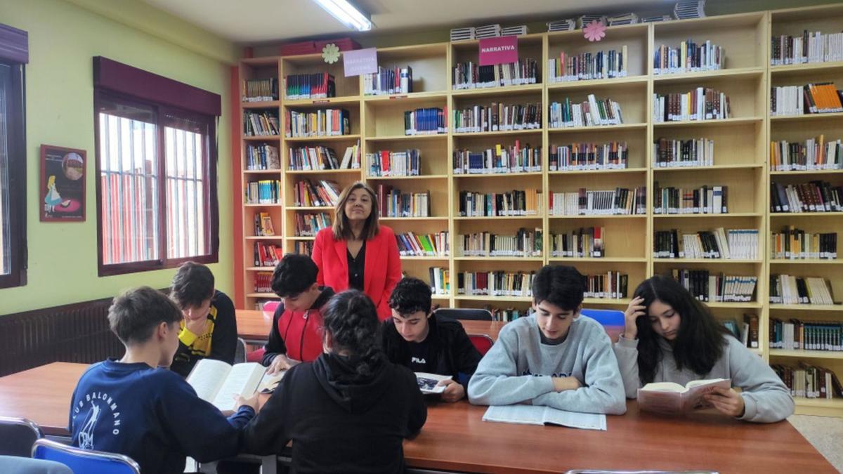 Alumnos en la biblioteca del IES Maestro Haedo.